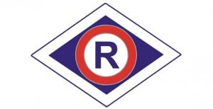 Znak graficzny służby ruchu drogowego. Znak ma kształt rombu. W środku znajduje się białe koło, w którym widnieje duża litera R. Białe koło otoczone jest czerwoną obwódką.