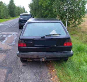 volkswagen golf stojący na poboczu drogi