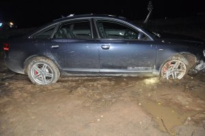 uszkodzone audi stojące poza drogą