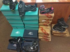 pudełka w których znajdują się buty, niektóre modele butów wystawione z pudełek