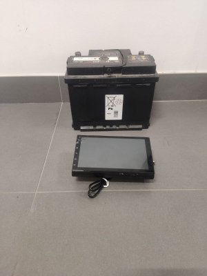 akumulator oraz radio samochodowe