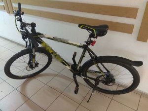 odzyskany rower stojący pod ścianą