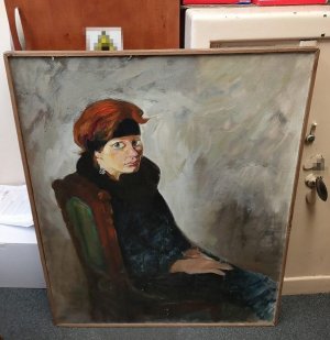 jeden z odzyskanych obrazów. Kobieta siedząca na krześle