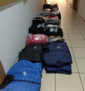 ułożone ubrania z podrobionymi znakami towarowymi