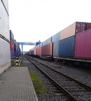 kontenery stojące na torowisku