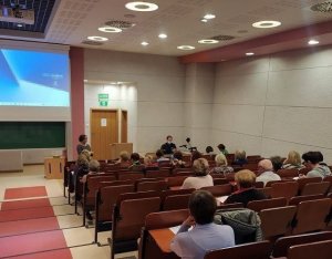 policjantka podczas prelekcji oraz siedzący słuchacze