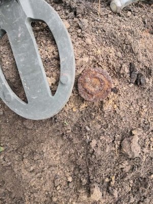 fragment urządzenia do wykrywania metali oraz odnaleziony zapalnik