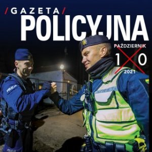 Na górze napis Gazeta Policyjna Październik 10, poniżej zdjęcie dwóch umundurowanych policjantów podających sobie ręke