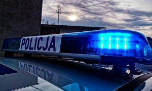 fragment belki policyjnego radiowozu z widocznym napisem Policja