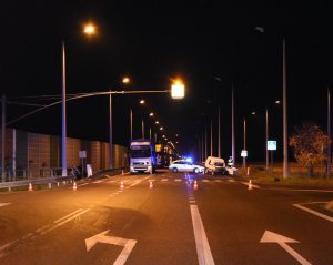 miejsce wypadku drogowego. Na ulicy widoczny uszkodzony citroen, obok niego radiowóz policyjny. Na przeciwnym pasie stoi samochód cieżarowy