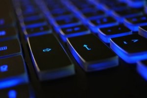 klawiatura laptopa podświetlona na niebiesko