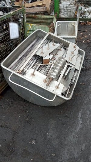 metalowa wanna wypełniona elementami metalowymi