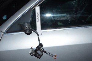 fragment samochodu z urwanym lusterkiem