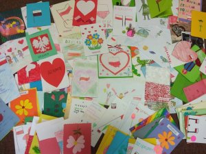 duża ilość laurek ułożona na podłodze