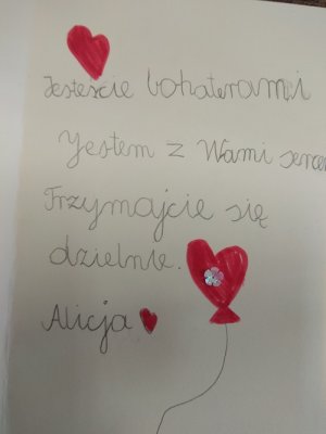 napis na laurce Jesteście bohaterami, jestem  Wami sercem, Trzymajcie sie dzielnie Alicja