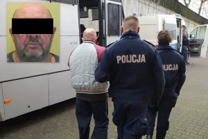 mężczyzna doprowadzany przez policjantów. W lewym górnym rogu zdjęcie jego twaarzy