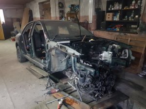 odzyskany samochód marki Audi częściowo rozłożony