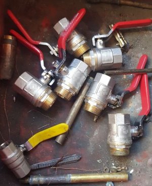 część odzyskanych elementów metalowych