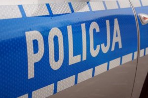 fragment radiowozu z widocznym napisem Policja