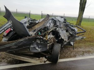 uszkodzony opel stojący na poboczu