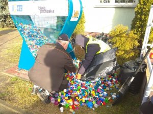 dwie osoby wyjmują nakrętki z serca