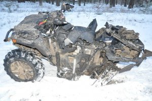 quad stojący na śniegu