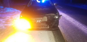 uszkodzony samochód stojący na poboczu