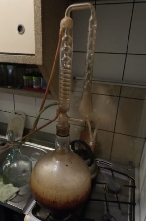 szklana aparatura służąca do nielegalnej produkcji alkoholu