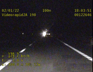 zdjęcie z videorejestratora na którym widać prędkość z jaką poruszał się kierowca BMW