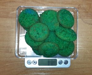 zielone ciasteczka zawierające środki odurzające leżące na wadze