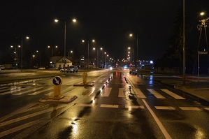 miejsce wypadku drogowego. W oddali radiowóz oraz samochód uczestniczący w wypadku