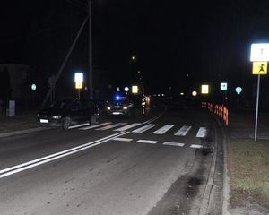 miejsce zdarzenia. Samochód stojący na przejściu dla pieszych. Po drugiej stronie radiowóz