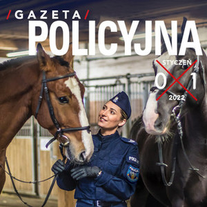 Okładka Gazety Policyjnej przedstawiająca policjantkę pomiędzy końmi."