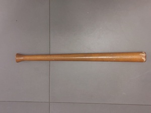 drewniana pałka leżąca na podłodze