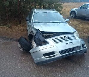 uszkodzona toyota stojąca częściowo na jezdni