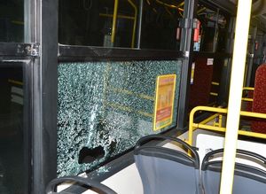 wnętrze autobusu miejskiego z widoczną wybitą szybą