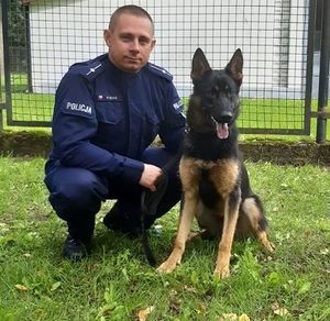 policjant wraz z psem służbowym