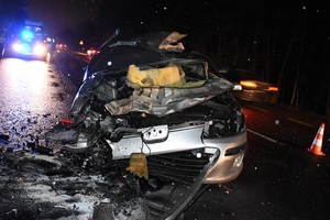 uszkodzony peugeot stojący na drodze krajowej. W tle wóz straży pożarnej