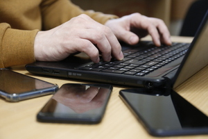 ręce na klawiaturze laptopa