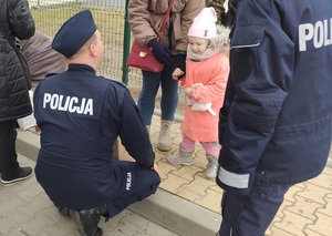 policjanci rozmawiają z małą dziwczynką