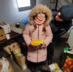 policjantka pochyla się nad dziewczynką