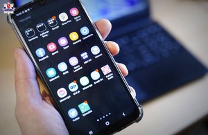 telefon komórkowy trzymany w ręku. Na wyświetlaczu widoczne ikony