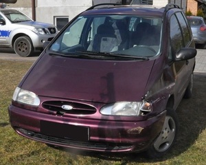 uszkodzony samochód stojący na terenie posesji