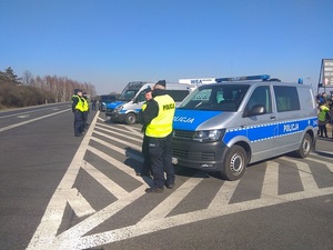 policjanci zabezpieczający protest