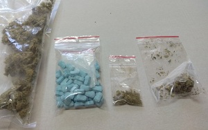 susz roślinny oraz niebieskie tabletki znajdujące się w foliowych workach