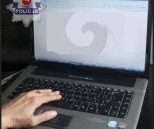 dłoń nad klawiaturą laptopa