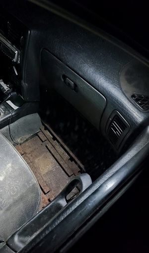 przedmioty metalowe ujawnione we wnętrzu pojazdu