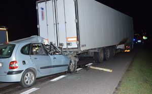 samochód osobowy, który uderzył w naczepę jadącej przed nim cieżarówki