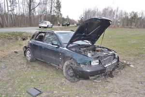 uszkodzone audi stojące poza drogą