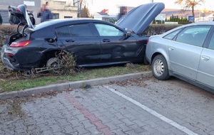 uszkodzony samochód stojący na parkingu